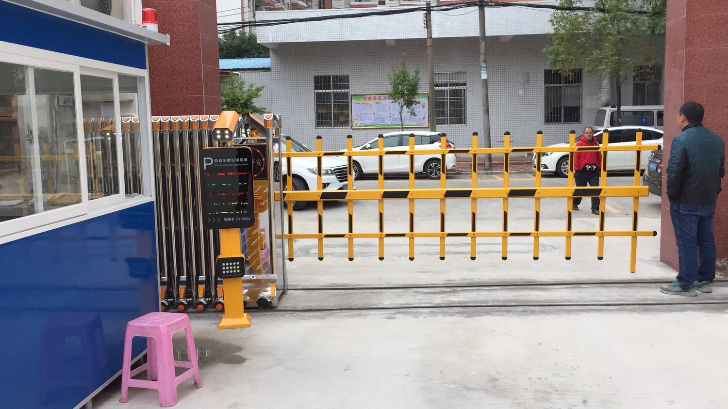 Electric Telescopic Remote Control Safety Gate China Car Park Barrier System